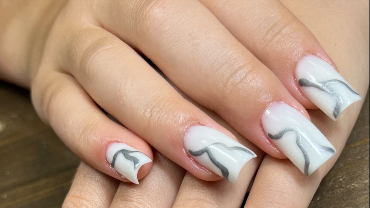Vierkante witte nagels met een grijze marmerlijn
