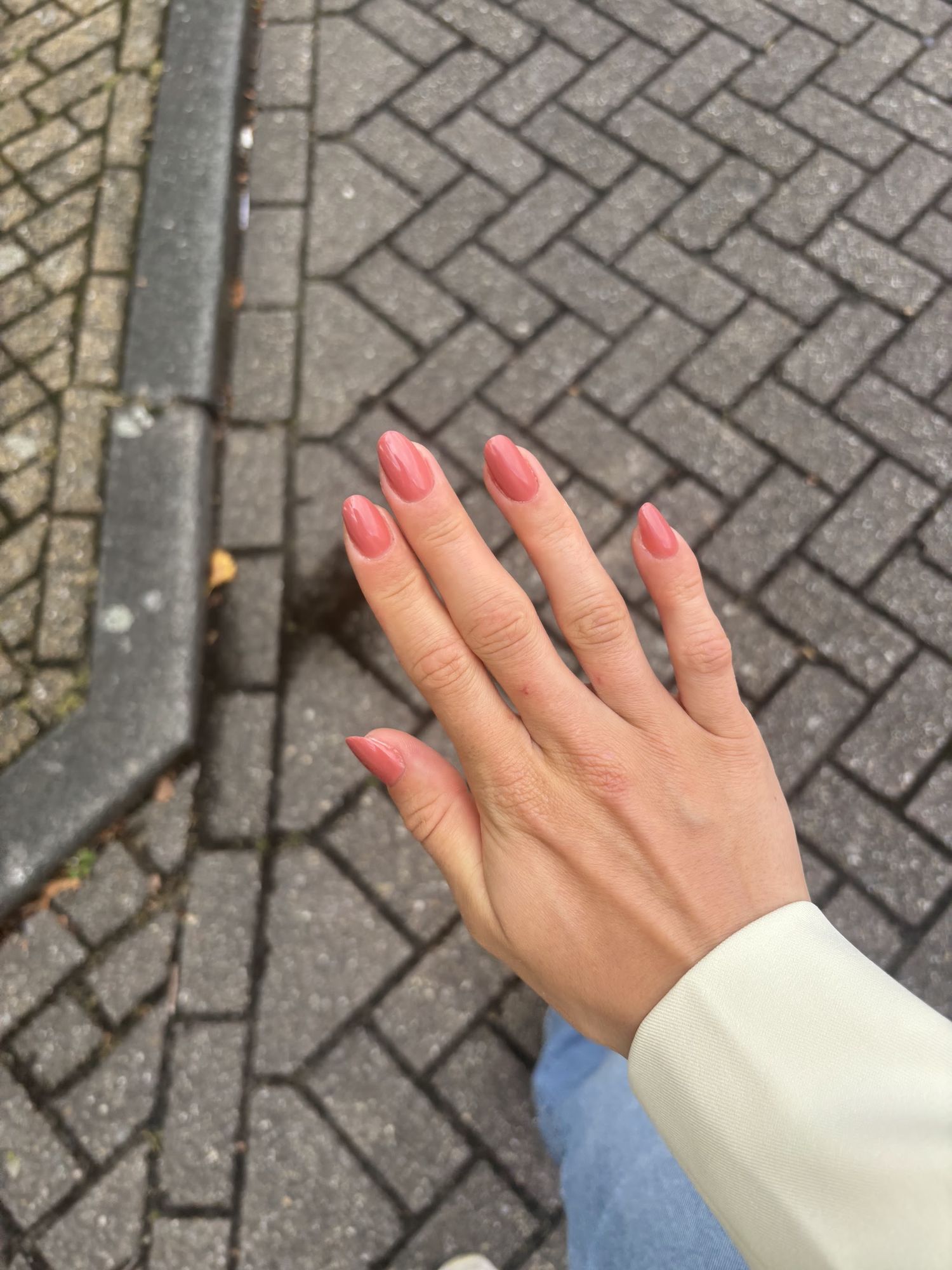 Korte koraalroze nagels, gefotografeerd door klant Anouk