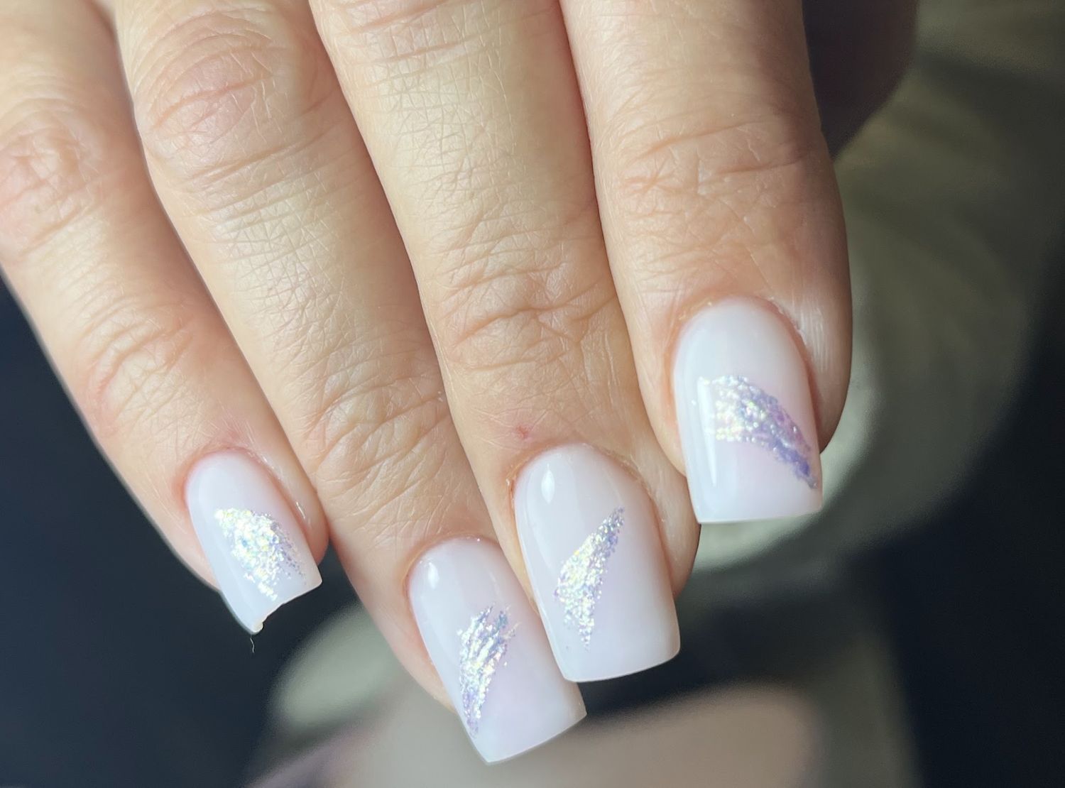 Vierkante melkwitte nagels met zilveren folie